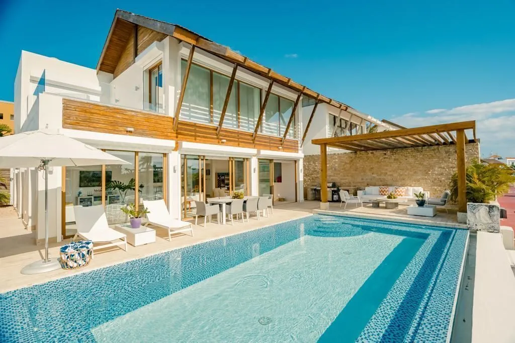 VENTA Y RENTA DE VILLA EN LA MARINA CAP CANA