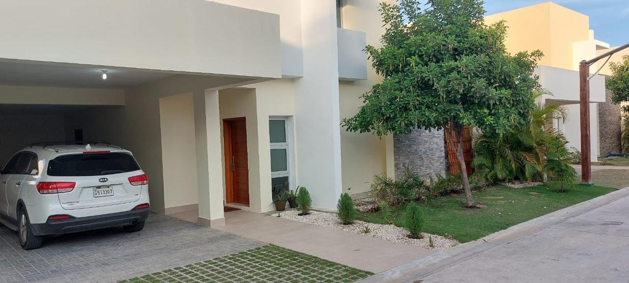 VILLA FAMILIAR CON AREA DE SERVICIO EN LA MEJOR ZONA COMERCIAL DE BAVARO