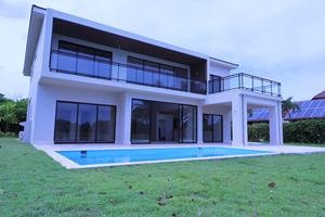 ACOGEDORA VILLA EN COMUNIDAD CERRADA CON CAMPO DE GOLF